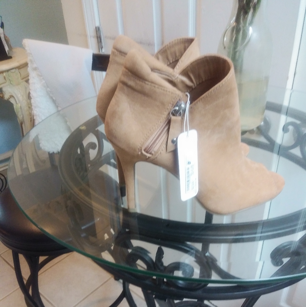 Shoes - Picture 2 of 7